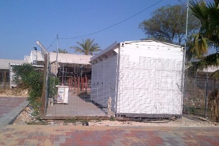 הקמת מבנה שירותים בשוק